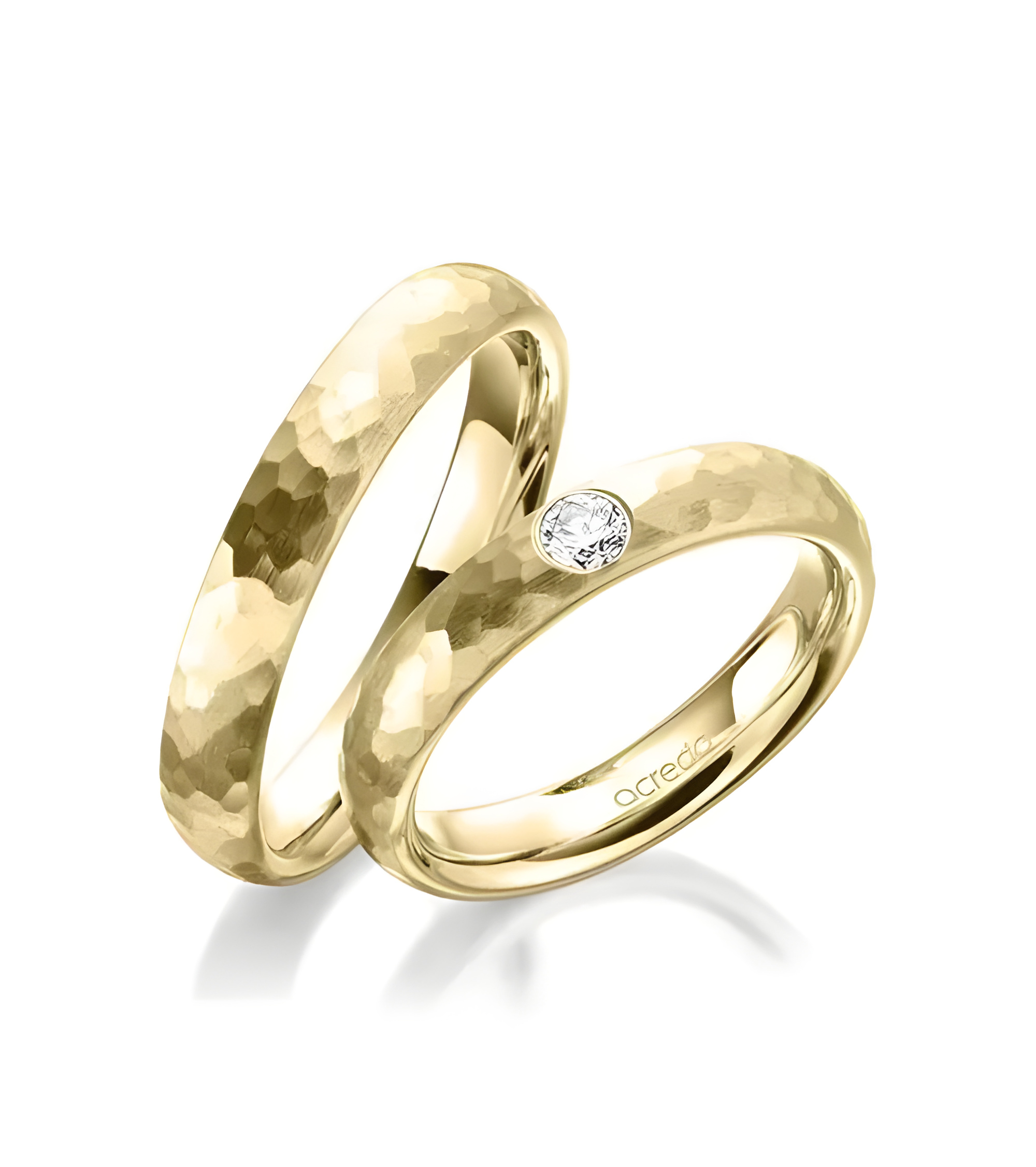 Alianzas de boda en Tenerife de oro con acabado mate golpeteado y un diamante I Staring