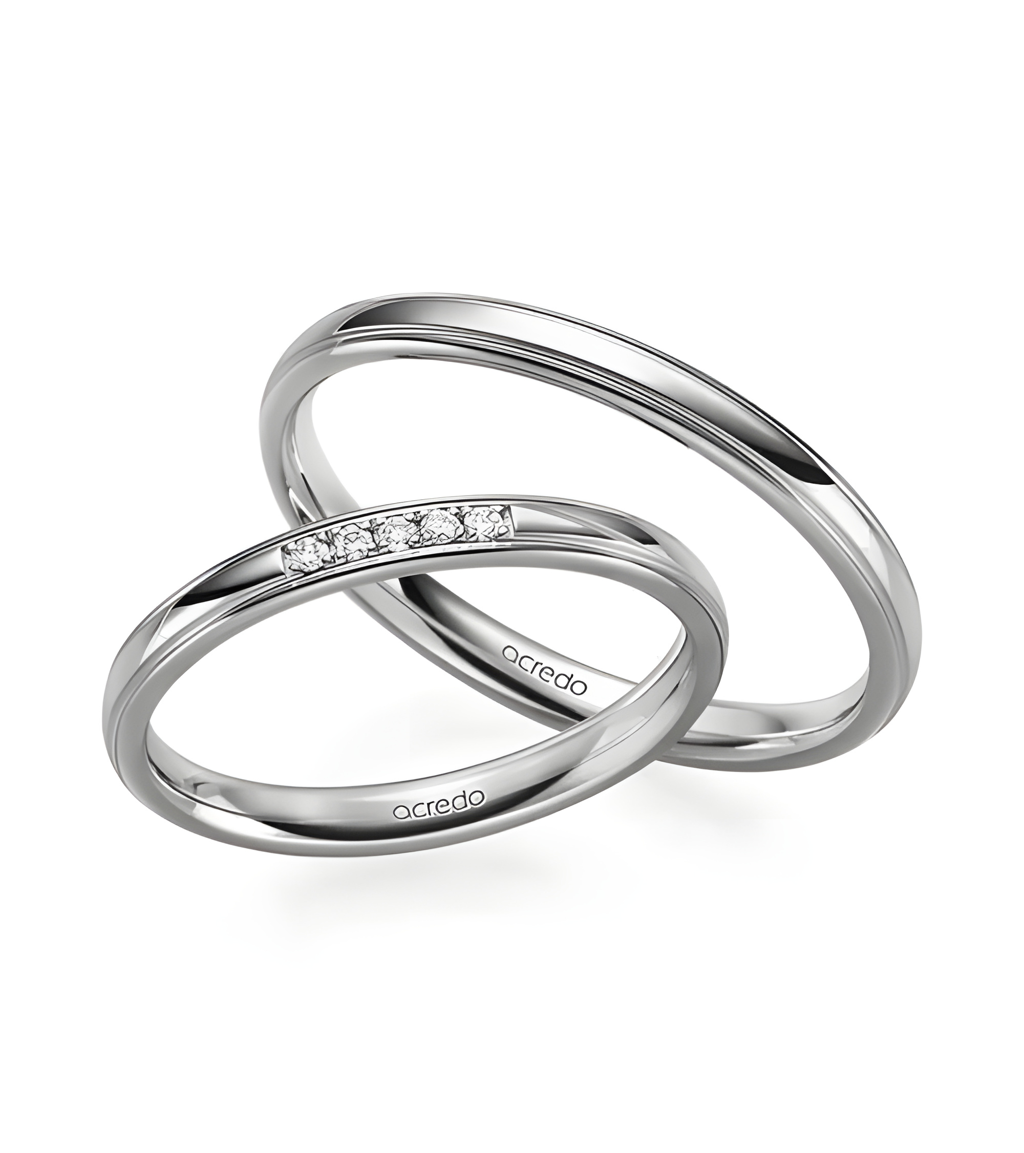 Finos anillos de boda en oro blanco de 18K con varios diamantes.