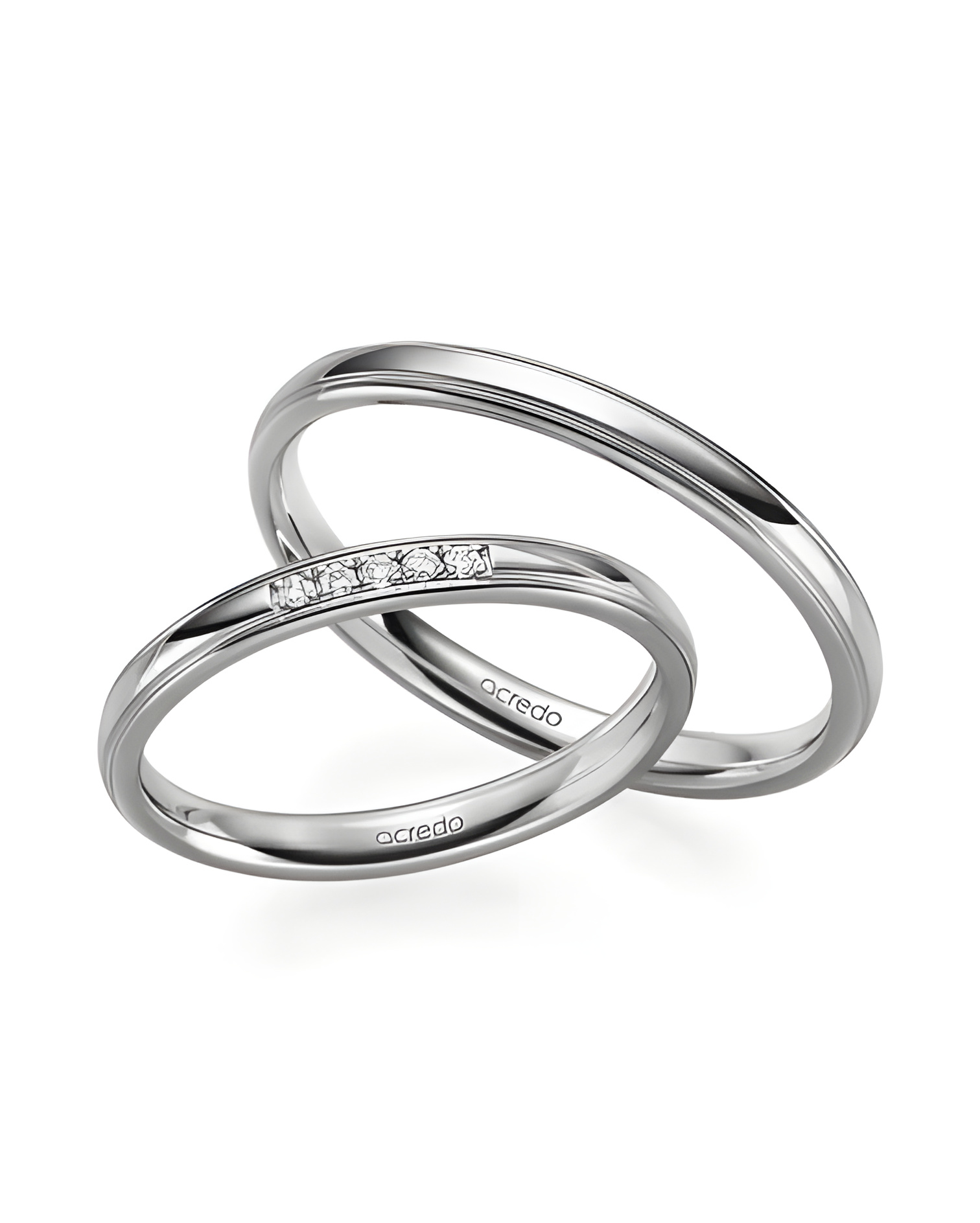 Finos anillos de boda en oro blanco de 18K con varios diamantes.