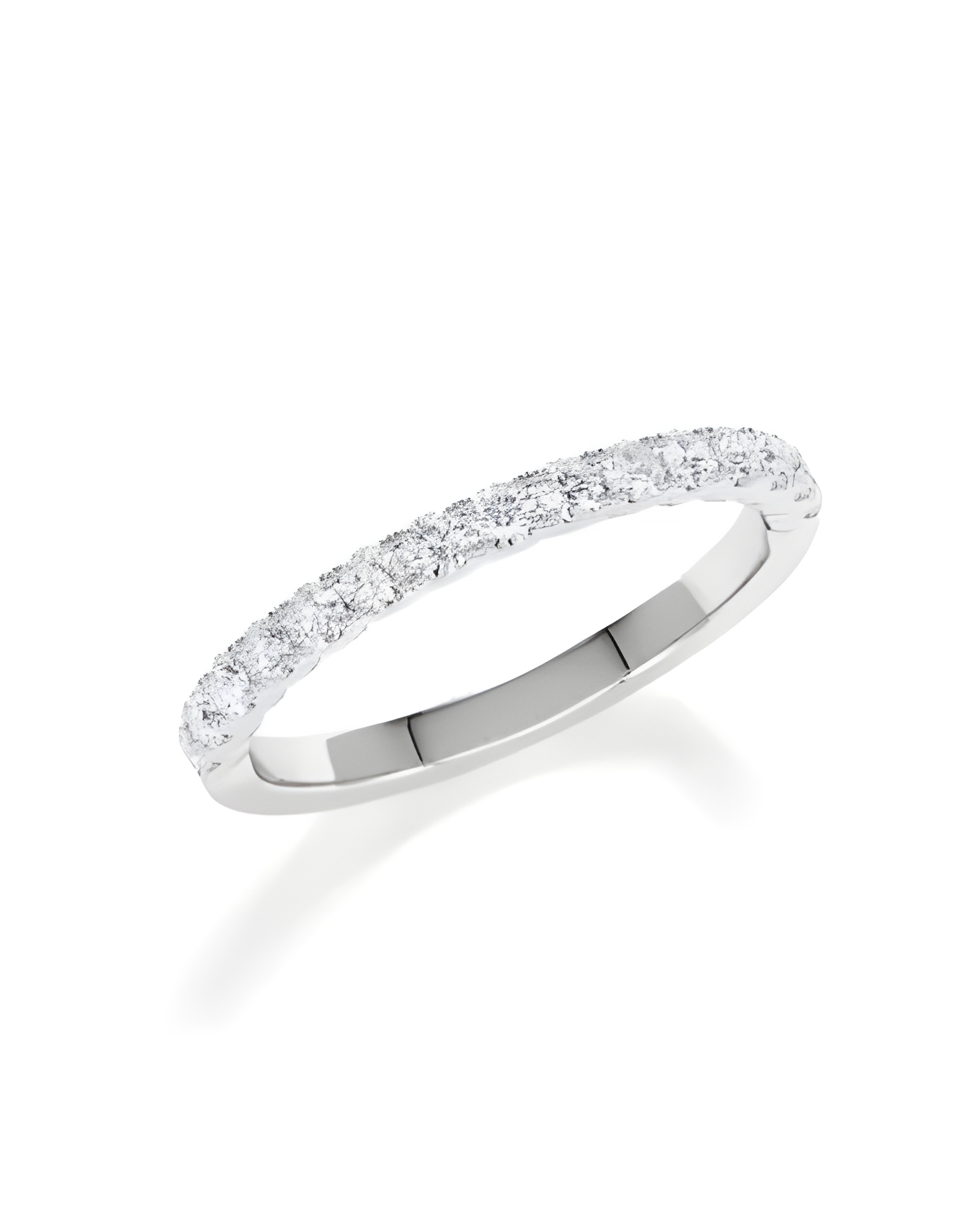 Anillo con media corona de diamantes en oro blanco para la pedida