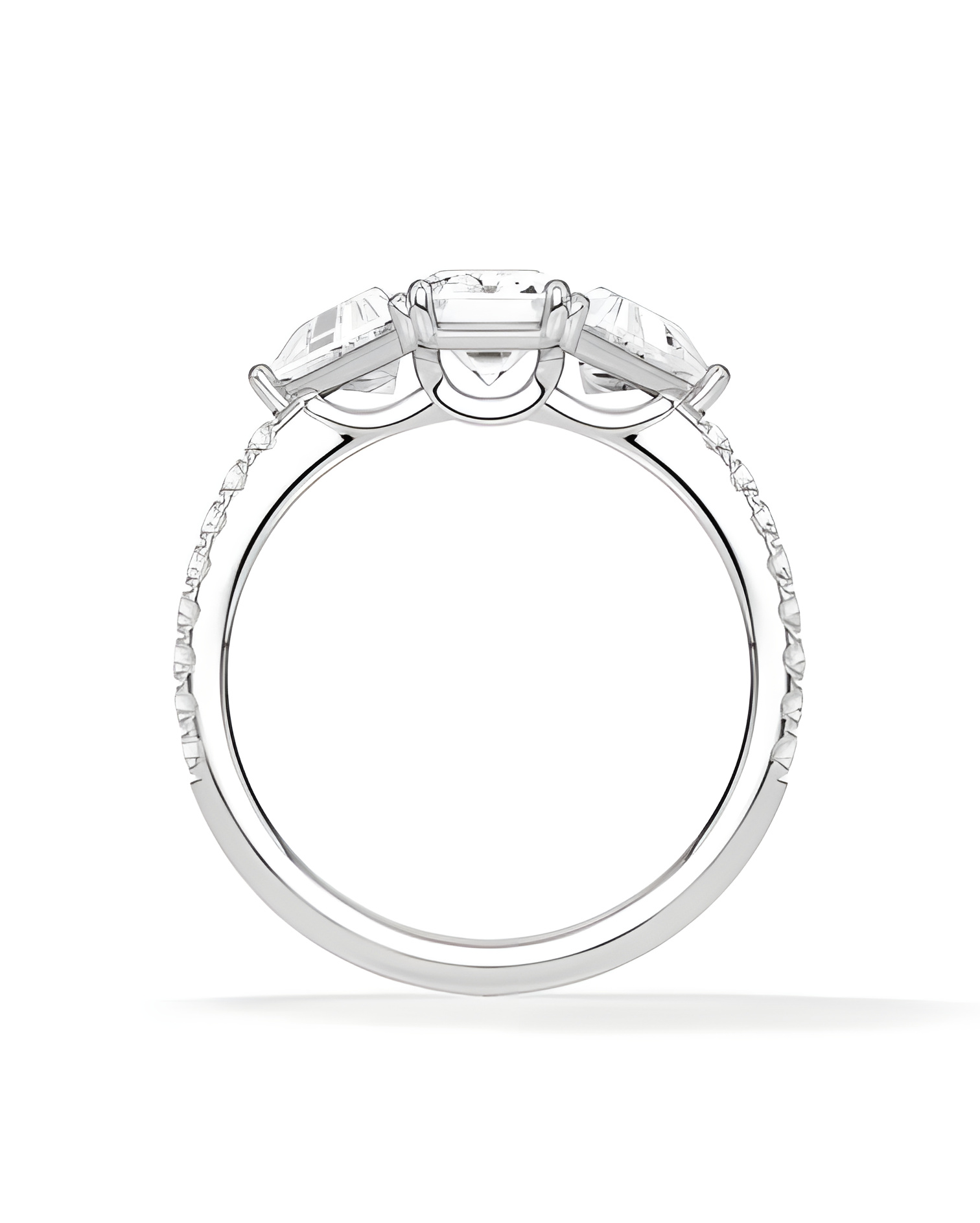 Anillo de pedidad en oro blanco o platino con distintos cortes de diamante | Staring